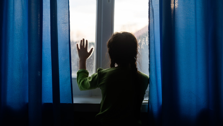 Caz șocant în județul Neamț: părinți reținuți după ce și-ar fi trimis copiii la cerșit. 14 minori, preluaţi de autorităţi
