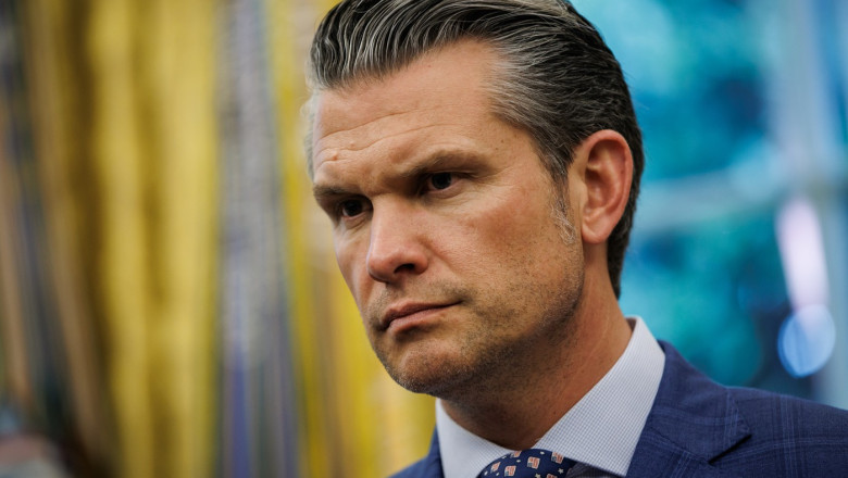 Pete Hegseth lipsește de la reuniunea privind ajutorul pentru Kiev. Este prima dată când șeful Pentagonului nu participă la întrunire