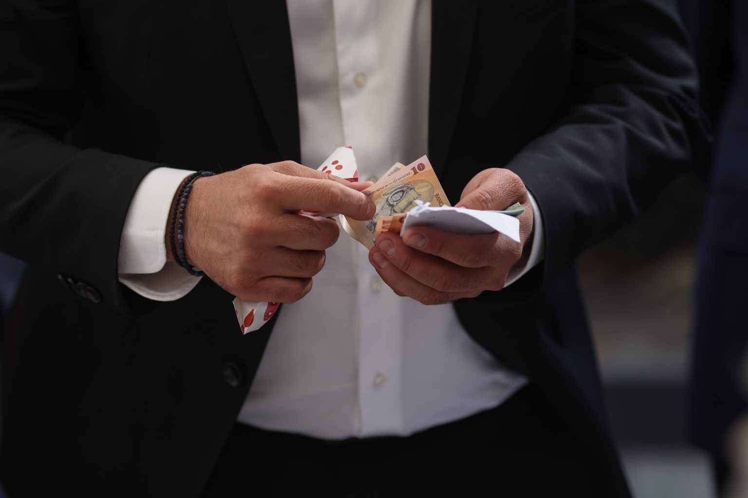 Sondaj: Peste 77% dintre români sunt de acord cu reducerea cheltuielilor de funcţionare a statului, altele decât cele cu angajaţii