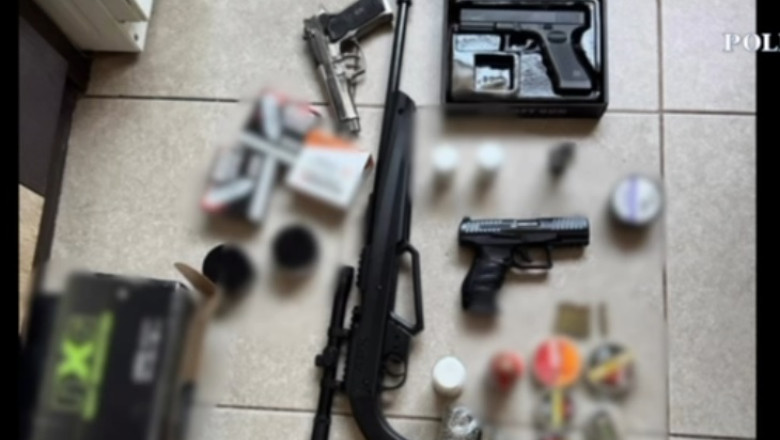 VIDEO  Operațiunea Jupiter. Polițiștii au găsit zeci de arme, după percheziții în Capitală. 26 de verificări și în județul Argeș