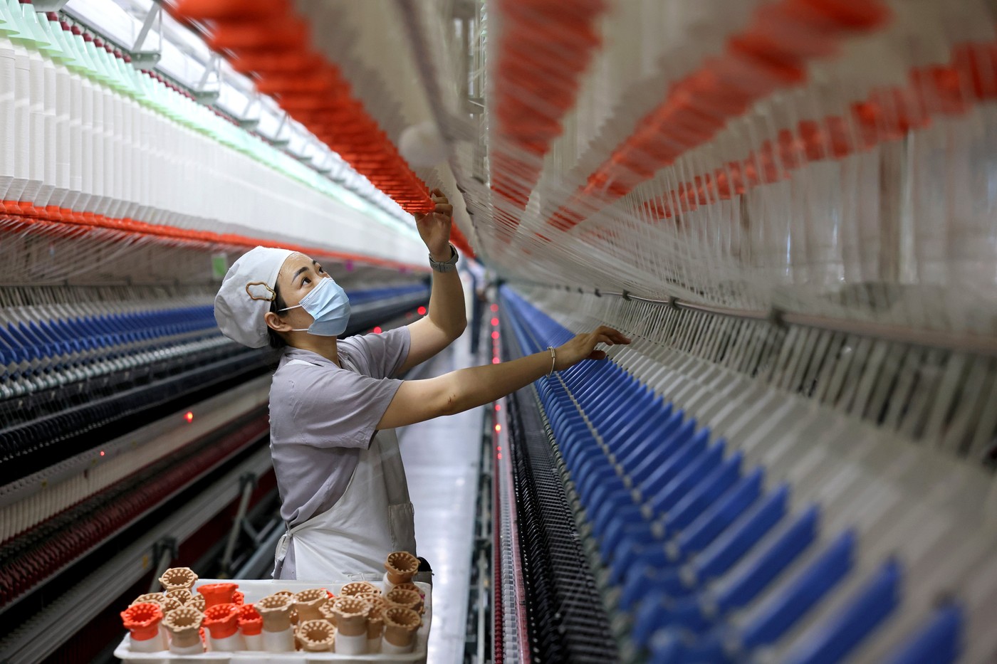 Activitatea fabricilor din China a scăzut neaşteptat în luna mai, cu cel mai abrupt declin din 2022