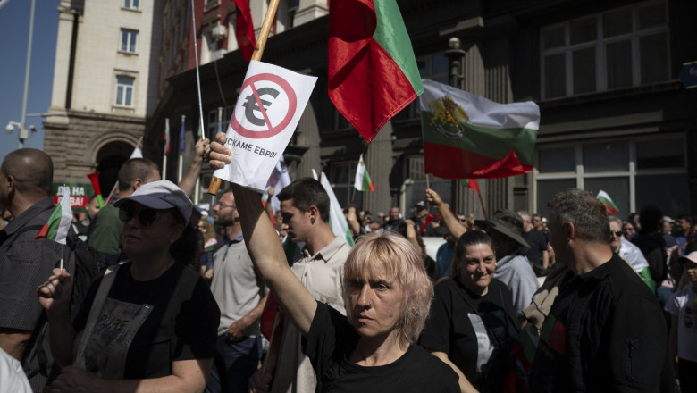 Bulgaria, divizată în privința aderării la euro. Jumătate din populație nu susține moneda comună