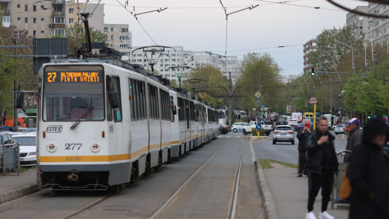 Tramvai deraiat pe Bulevardul Theodor Pallady din Bucureşti. Circulaţia liniilor 19, 27 şi 49 este blocată