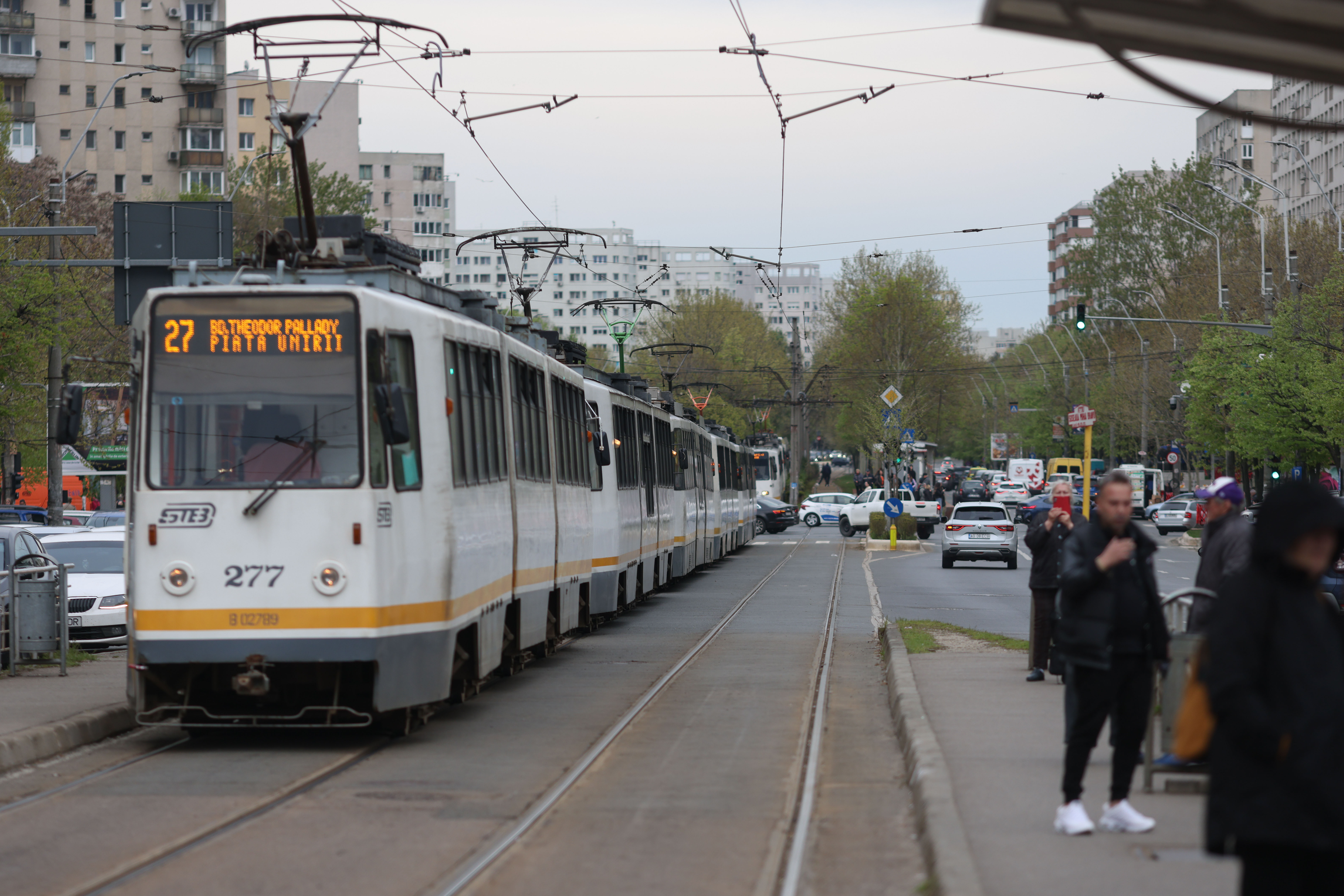 Tramvai deraiat pe Bulevardul Theodor Pallady din Bucureşti. Circulaţia liniilor 19, 27 şi 49 este blocată