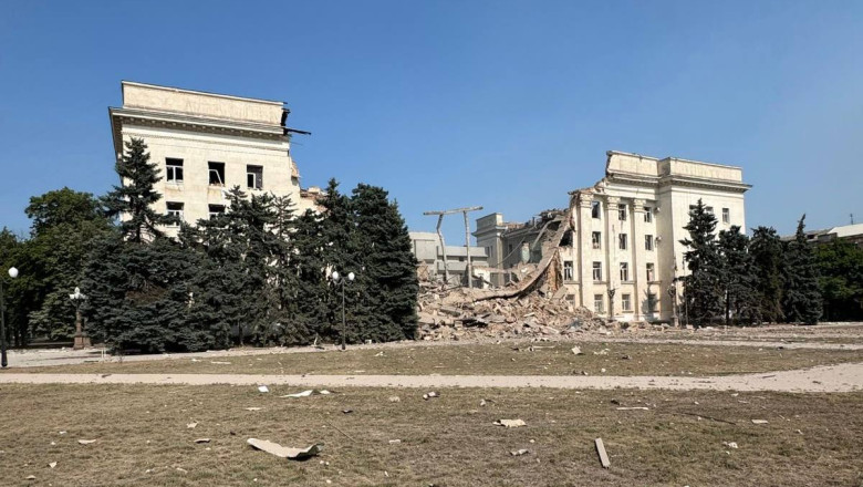 „Creaturi complet bolnave”. Reacția lui Zelenski după ce Rusia a doborât cu bombe clădirea administraţiei din Herson