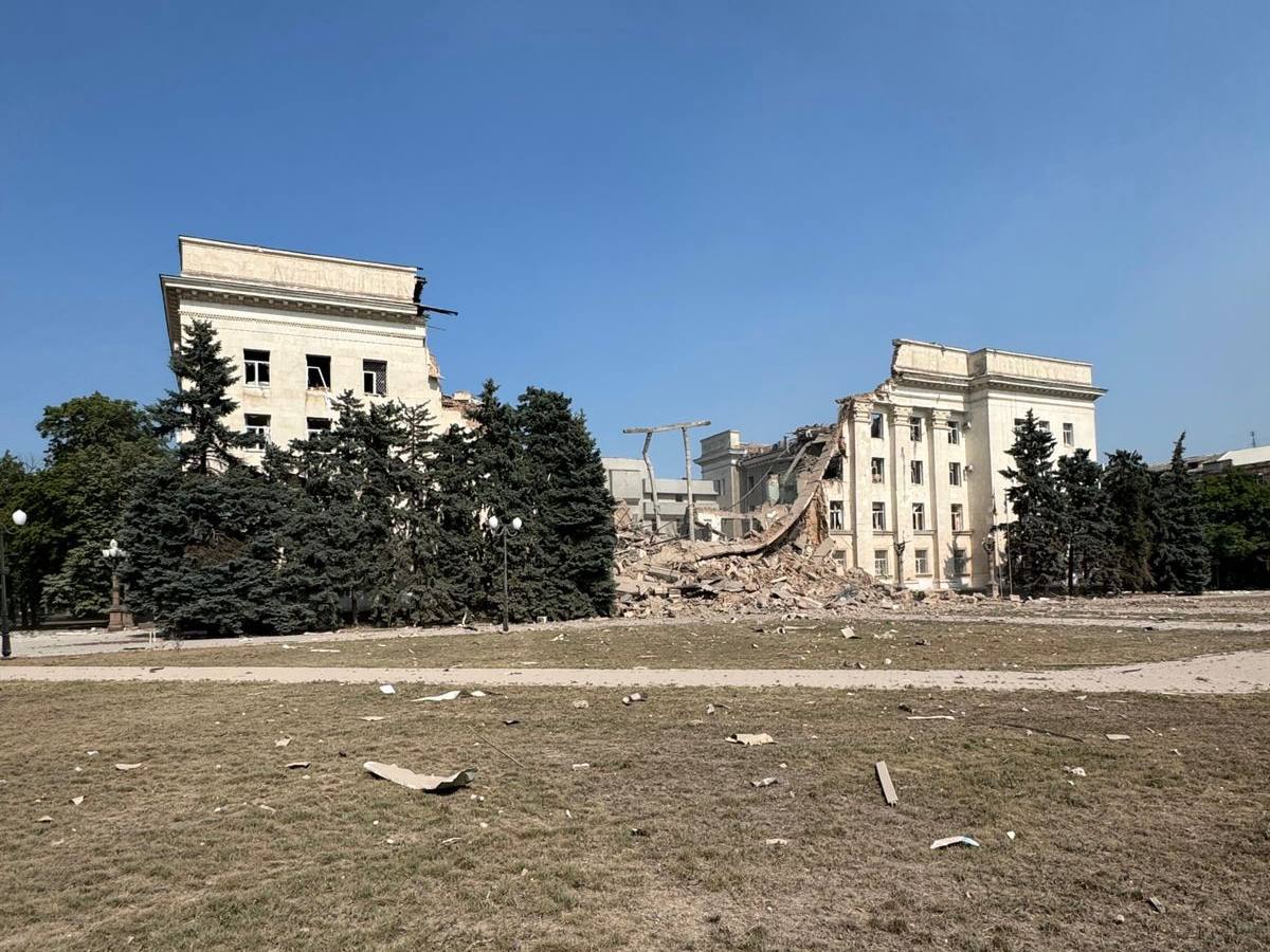 „Creaturi complet bolnave”. Reacția lui Zelenski după ce Rusia a doborât cu bombe clădirea administraţiei din Herson