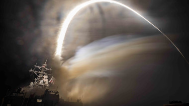 navă militară americană lansează o rachetă