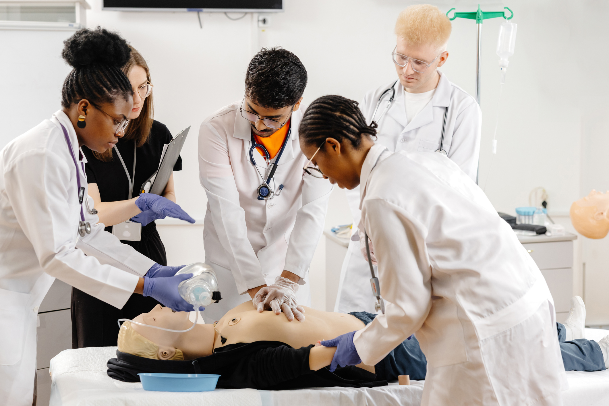 „În Franța e greu, aici e simplu”. Studenții străini care învață să devină medici în România. Concurență-record la admitere la UMF Iași