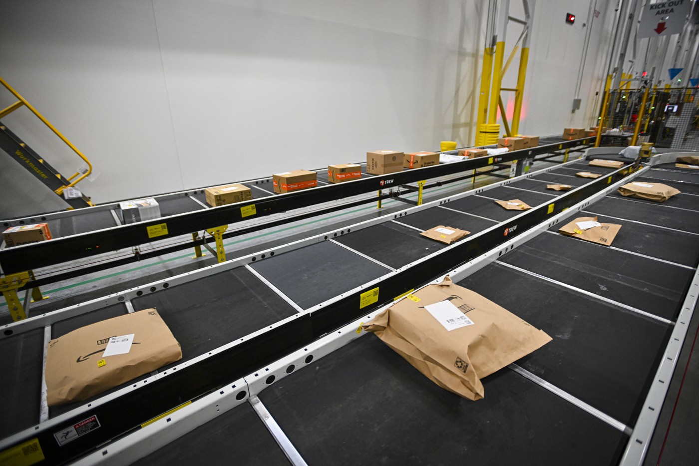 Amazon se pregăteşte să testeze roboţi umanoizi pentru livrări