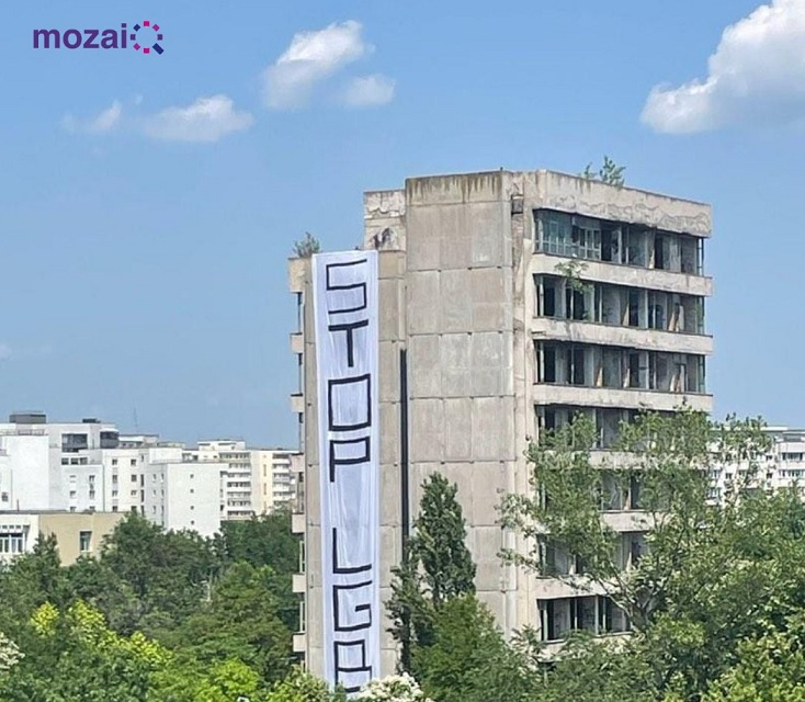 Un banner cu mesajul „STOP LGBT”, afișat pe un bloc abandonat din Titan. Asociația MozaiQ: „Mesajele de ură se înmulțesc”