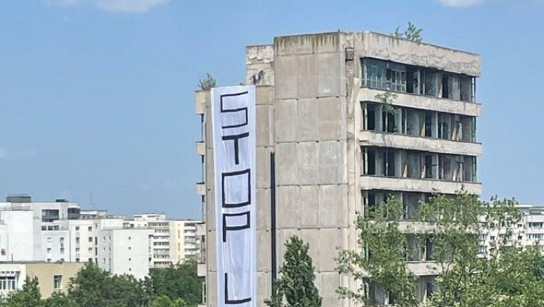 FOTO  Un banner cu mesajul „STOP LGBT”, afișat pe un bloc abandonat din Titan. Asociația MozaiQ: „Mesajele de ură se înmulțesc”