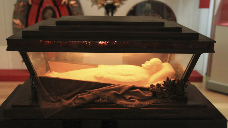 VIDEO  Cozi uriașe la Moscova pentru a vedea mumia lui Lenin. Mausoleul se va închide pentru doi ani