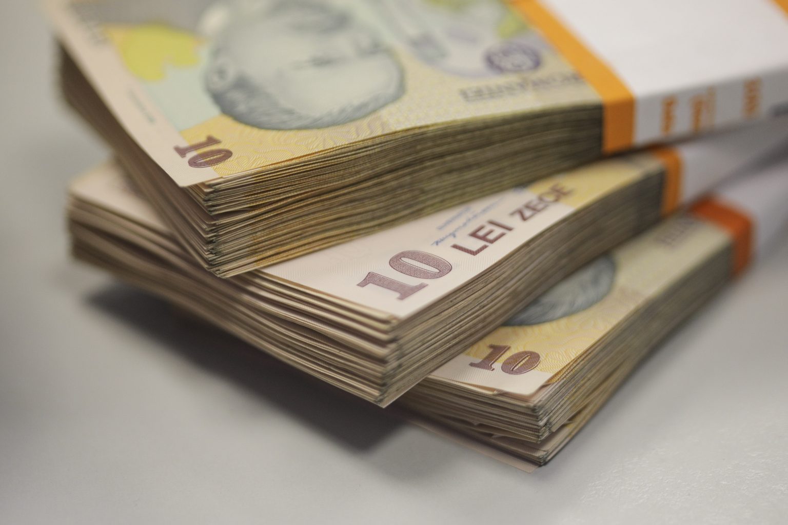 Deficitul bugetar a ajuns la 3,39% la 5 luni. Procentajul e mai mic, dar suma e mai mare decât în aceeași perioadă a anului trecut