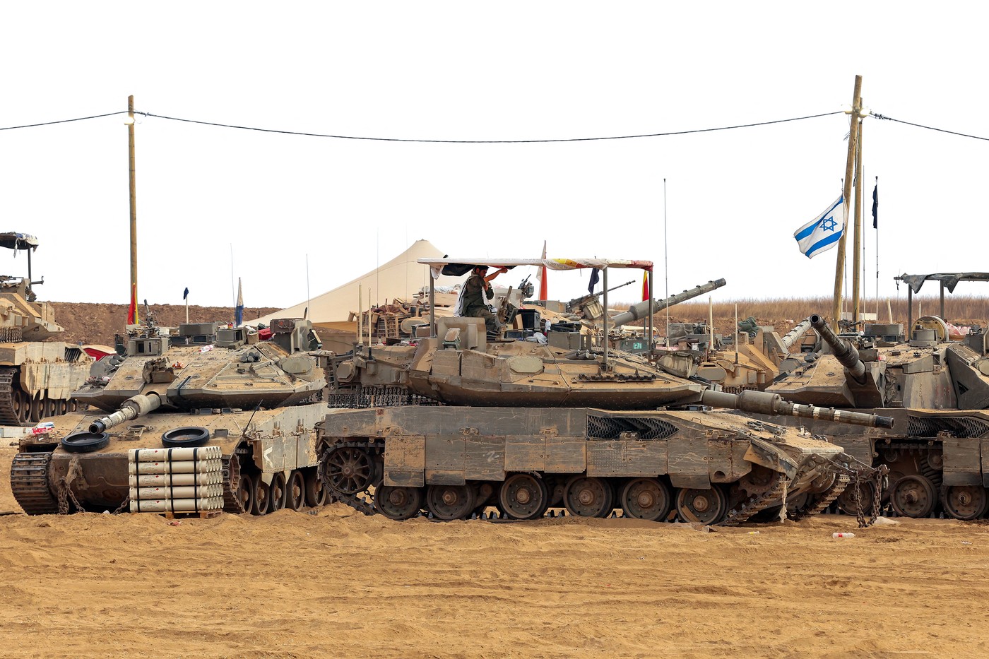 Netanyahu confirmă că Israelul înarmează rivalii Hamas din Gaza. Opoziția numește planul o „nebunie totală”