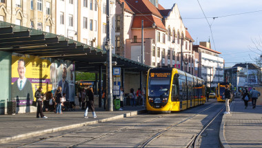 statie de tramvai, oameni in budapesta