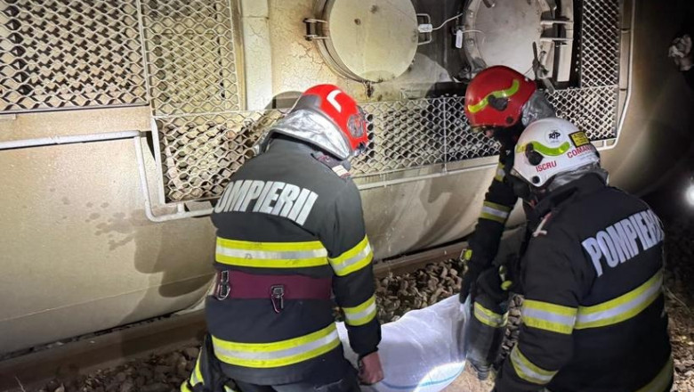 Locomotiva şi două vagoane ale unui tren plin cu benzină au deraiat: se scurge combustibil dintr-unul dintre vagoane