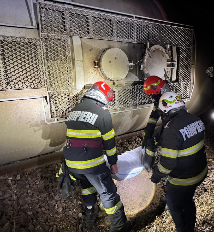 Traficul feroviar a fost reluat pe un fir pe distanţa Roşiori-Măldăeni. Continuă operaţiunile pentru repunerea pe şine trenului deraiat