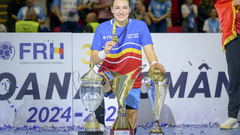 FOTO  O stație STB a fost redenumită în „Cristina Neagu”, în semn de omagiu pentru una dintre cele mai bune handbaliste ale lumii