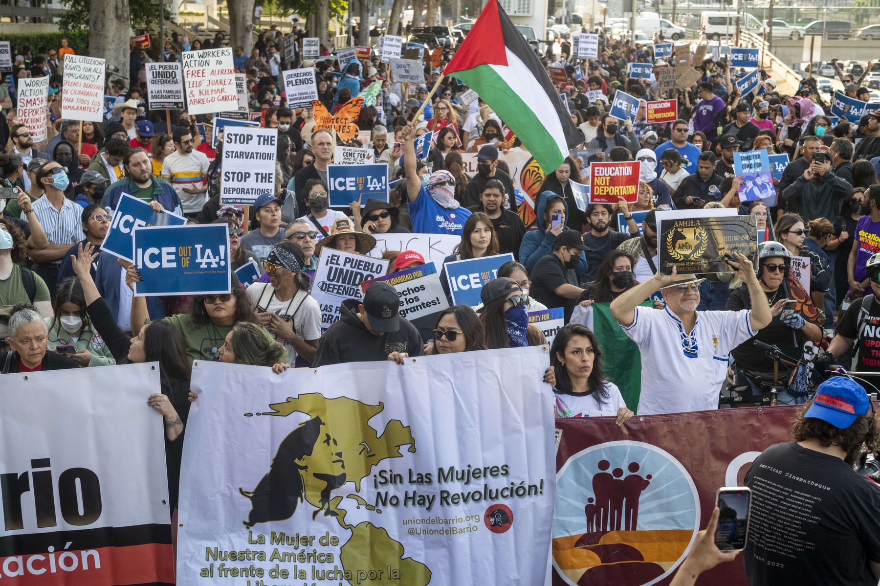 Gaze lacrimogene și grenade sonore folosite de poliție în centrul Los Angeles, la proteste împotriva raidurilor anti-imigrație