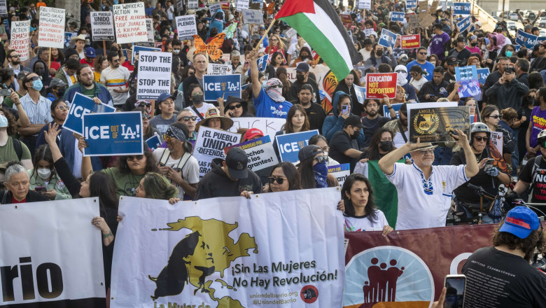 VIDEO&FOTO  Gaze lacrimogene și grenade sonore folosite de poliție în centrul Los Angeles, la proteste împotriva raidurilor anti-imigrație