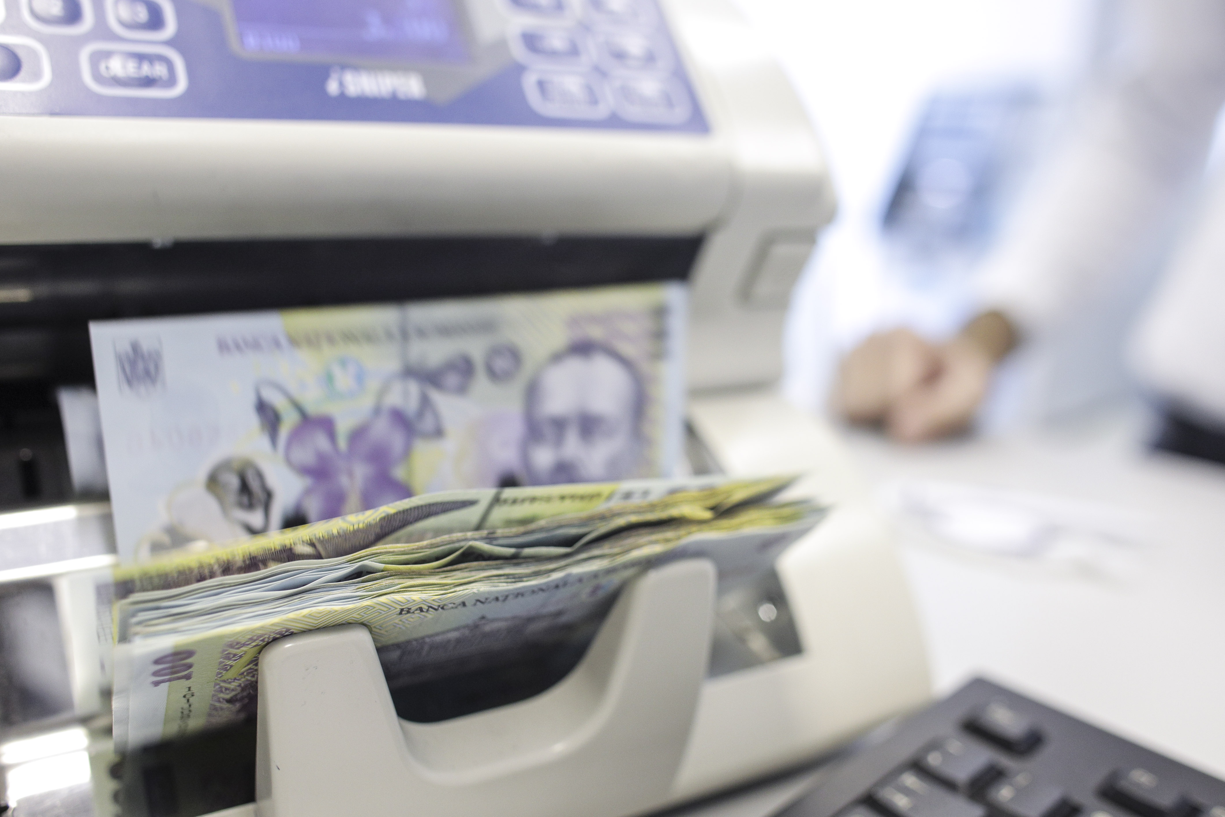 Guvernul ar putea adopta o taxă universală pe toate plățile din România