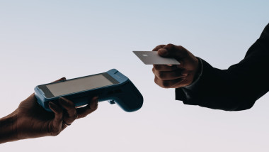 Customers,Use,Contactless,Payment,Technology,At,A,Modern,Checkout.,Hands