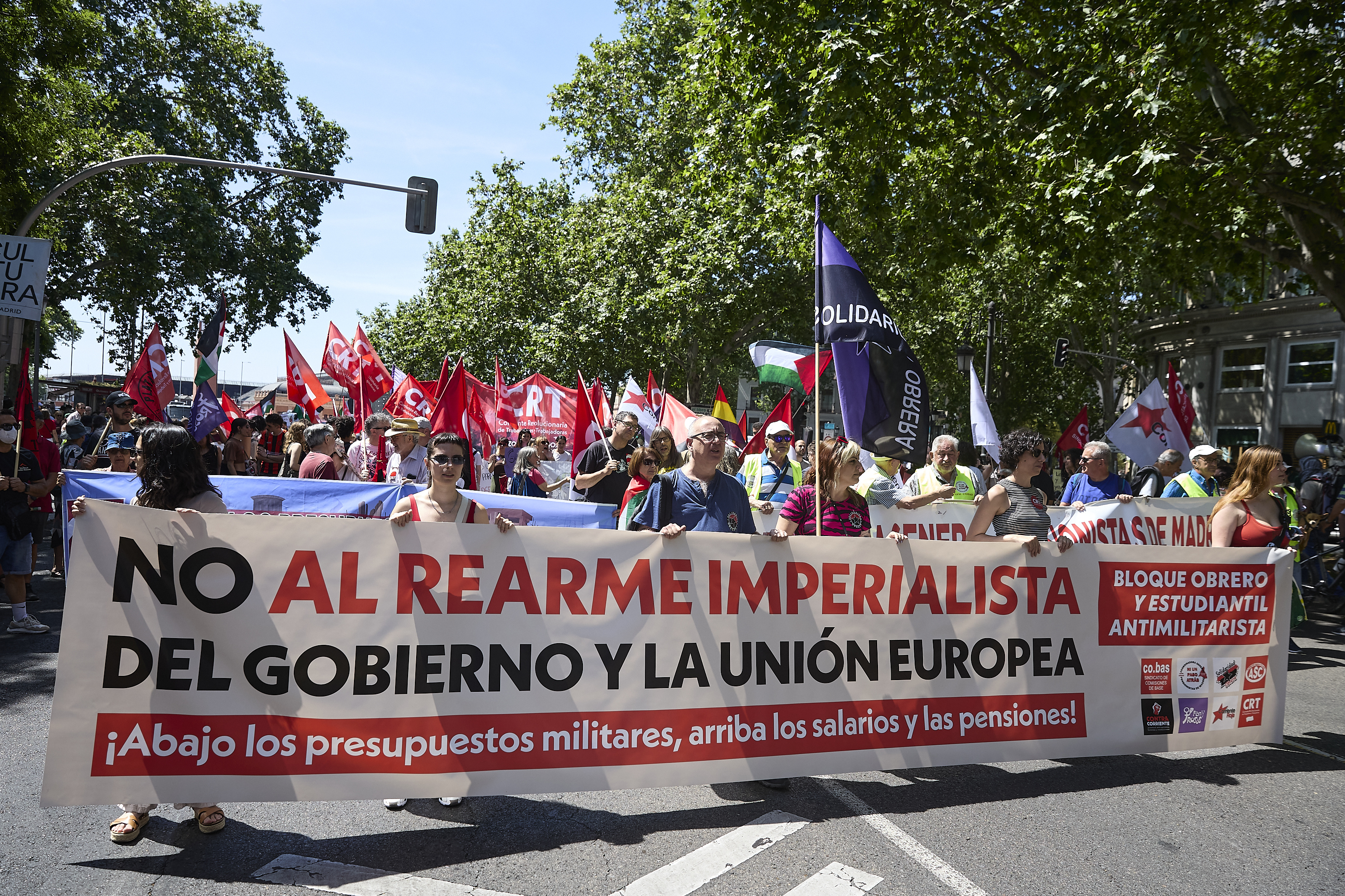 Protest cu mii de oameni la Madrid împotriva reînarmării Europei. „Jos armele, sus pensiile”. Critici față de NATO și guvernul Sanchez