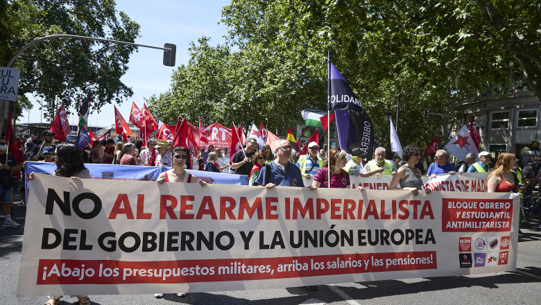 GALERIE FOTO  Protest cu mii de oameni la Madrid împotriva reînarmării Europei. „Jos armele, sus pensiile”. Critici față de NATO și guvernul Sanchez
