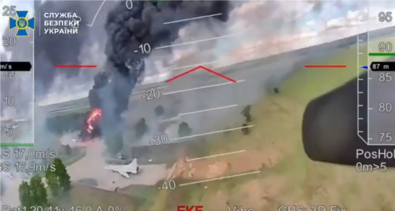 Noi imagini din operațiunea „Pânza de păianjen”. Momentul în care ucrainenii atacă un bombardier rusesc, lângă avioane deja în flăcări