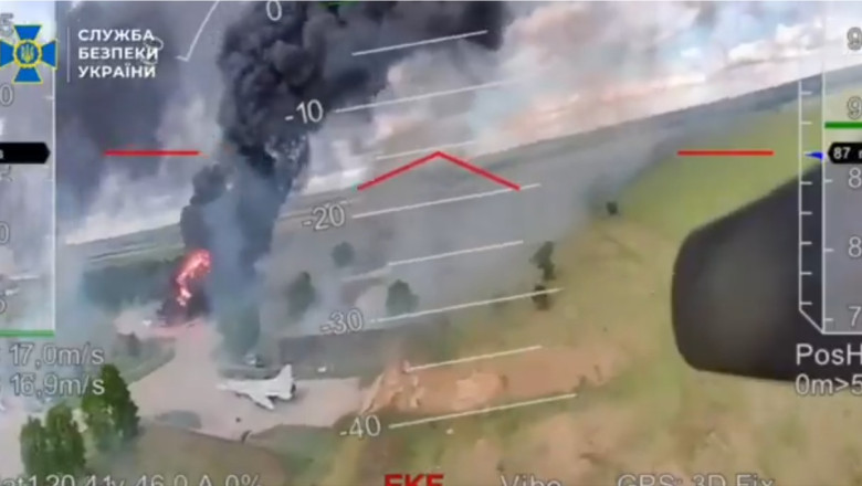 VIDEO  Noi imagini din operațiunea „Pânza de păianjen”. Momentul în care ucrainenii atacă un bombardier rusesc, lângă avioane deja în flăcări