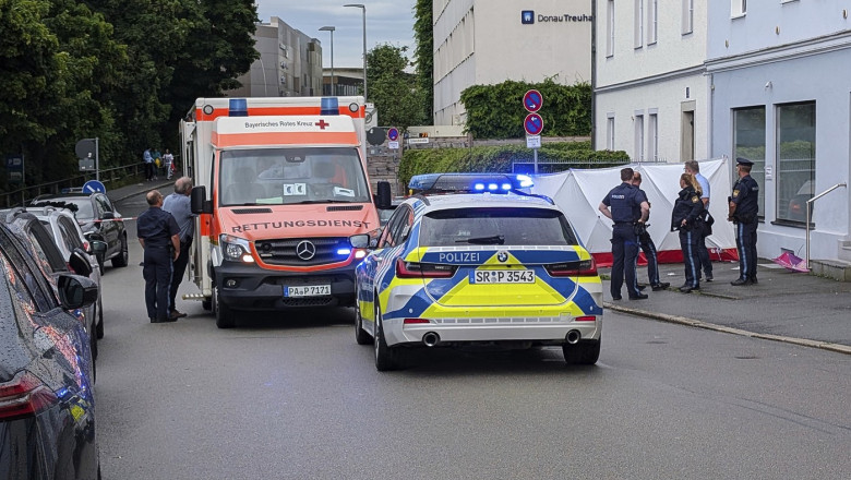 VIDEO  Alertă într-un oraș din Germania: un bărbat a intrat cu mașina într-un grup de oameni. În mulțime s-ar fi aflat soția și copilul lui