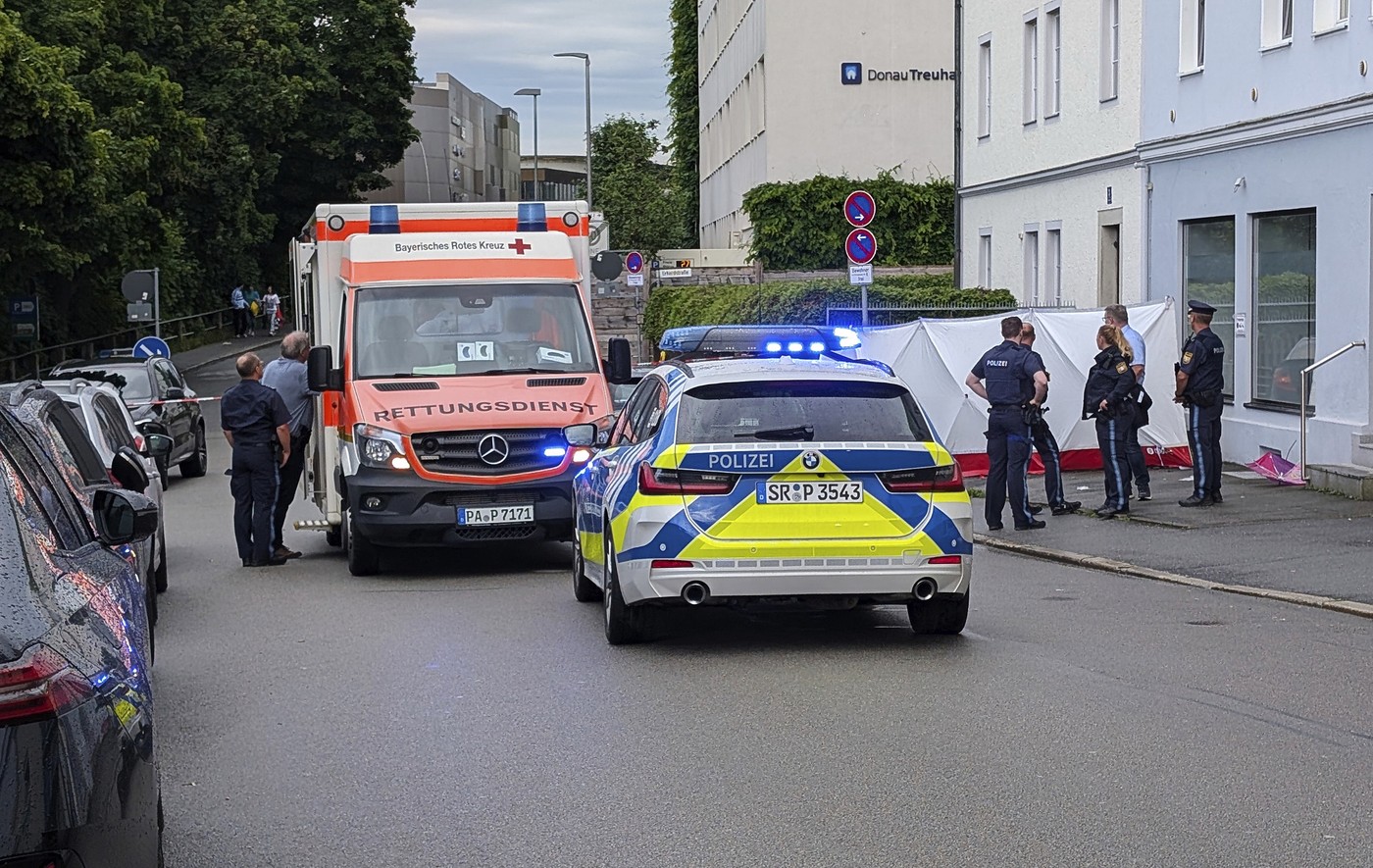 Alertă într-un oraș din Germania: un bărbat a intrat cu mașina într-un grup de oameni. În mulțime s-ar fi aflat soția și copilul lui