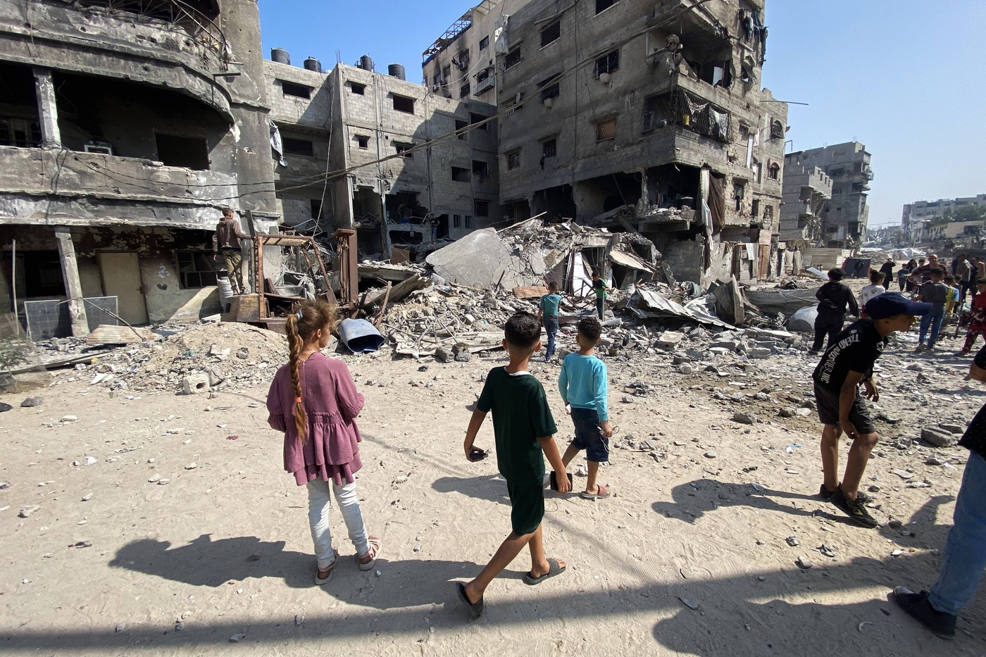 Apărarea civilă din Gaza spune că 36 de oameni au fost uciși de forțele israeliene. Focuri de armă în apropierea unui centru umanitar