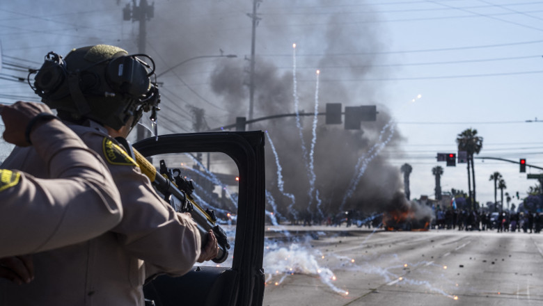 GALERIE FOTO  Donald Trump trimite Garda Națională la Los Angeles pentru a opri protestele. Guvernatorul de California critică decizia