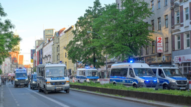 Polizeiwagen an der Spitze der Demo, Revolutionäre 1. Mai -Demonstration. 01.05.2025, Karl-Marx-Straße, Neukölln, Berlin, Deutschland
