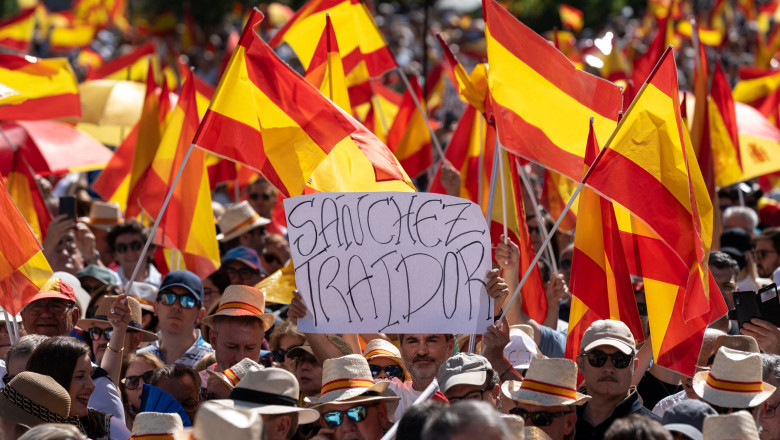 Noi proteste în Spania împotriva premierului Pedro Sanchez, acuzat de corupție. Zeci de mii de oameni, în stradă