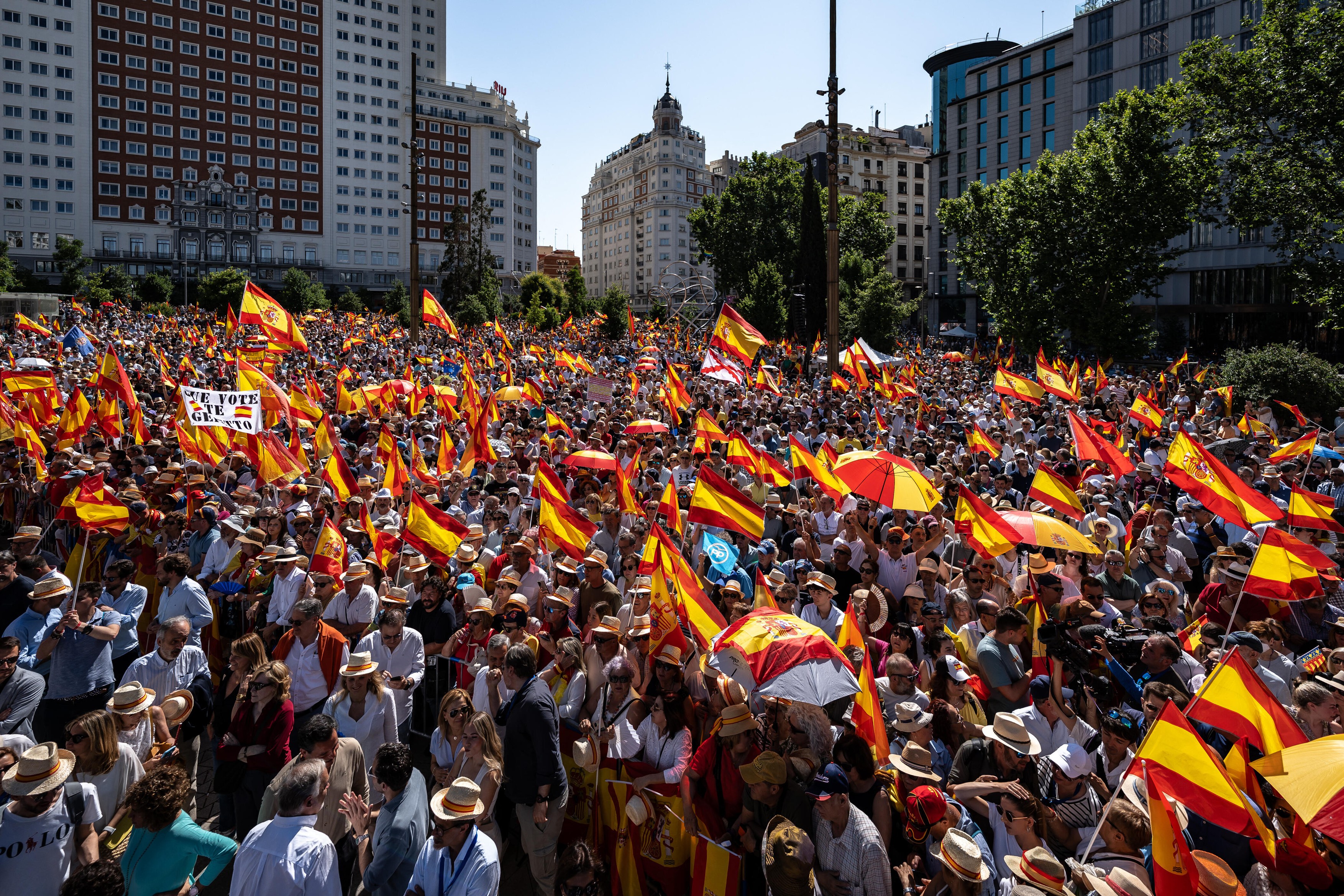Proteste în Madrid, la reședința premierului Pedro Sanchez: manifestanții au forțat cordonul de securitate