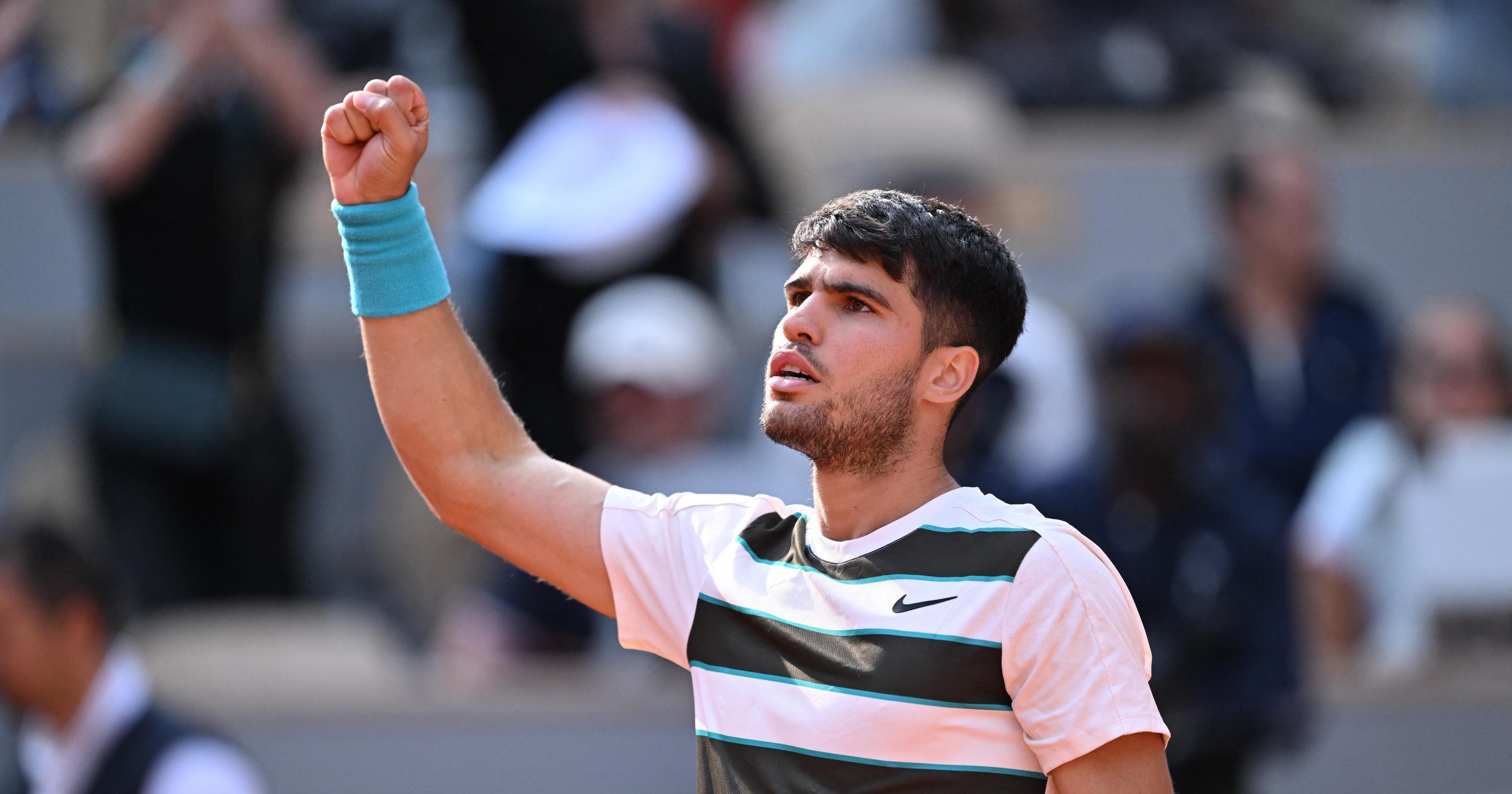 Carlos Alcaraz a câștigat finala Roland Garros 2025 după un meci de cinci seturi cu Jannik Sinner. Al doilea trofeu consecutiv la Paris