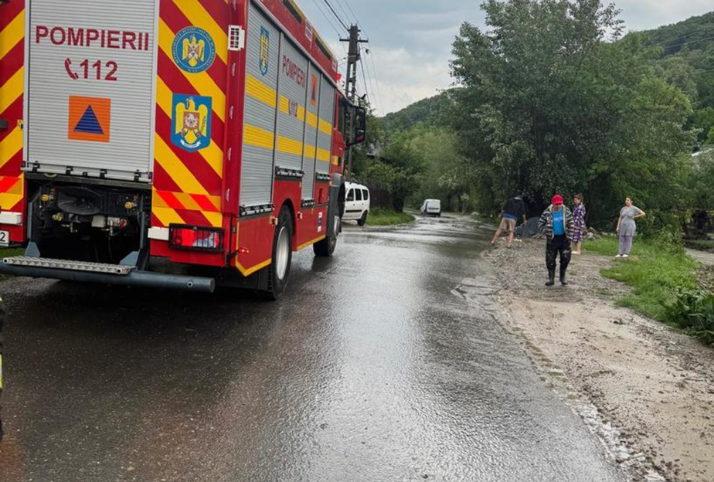 Cod roșu de grindină în Prahova și cod galben de inundații în Buzău și Argeș. Drumuri blocate și mașini luate de ape