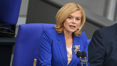 Julia Klockner, președinta Bundestagului, borbeste la microfon
