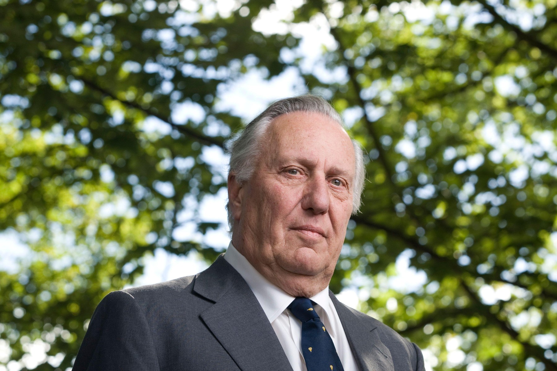 A murit scriitorul britanic Frederick Forsyth, cunoscut pentru romanul „Ziua Şacalului”