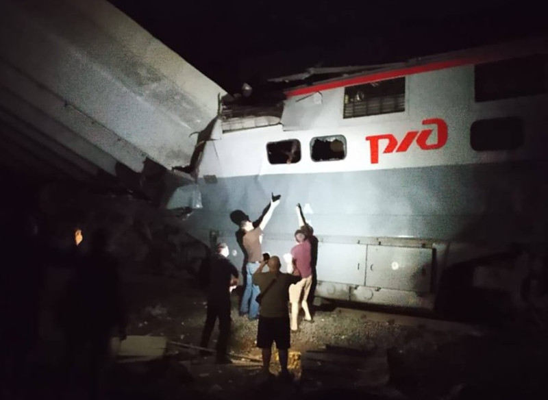 Accident rusia pod tren