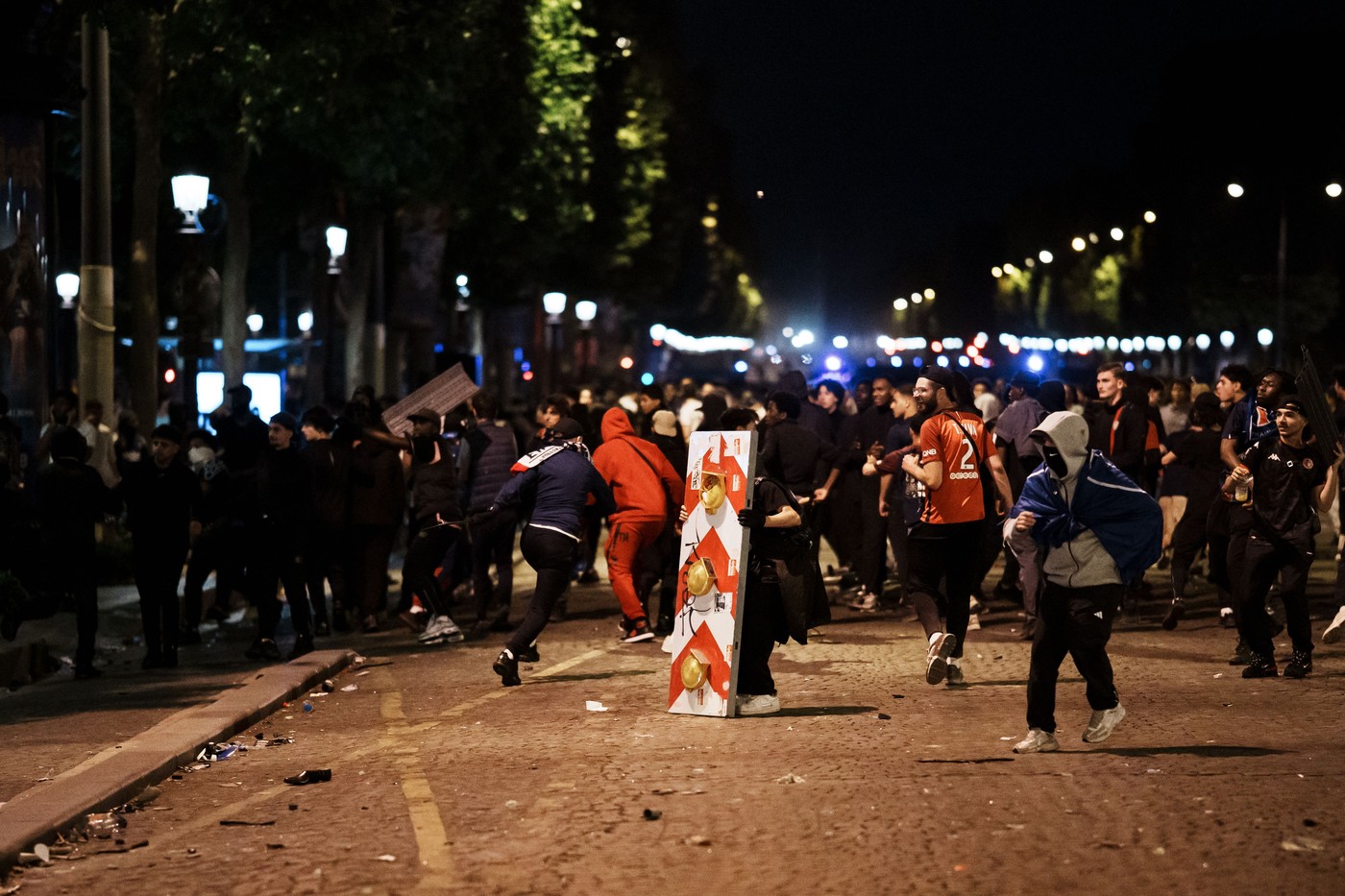 Două persoane au murit iar peste 500 au fost arestate după sărbătoarea fanilor PSG de la Paris, în urma victoriei din Liga Campionilor