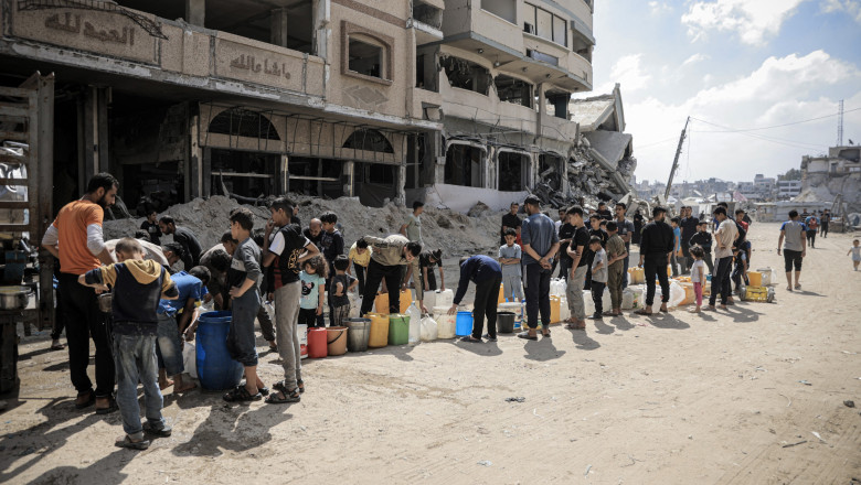Hamas acuză armata israeliană că a tras cu tancurile în mulțimea adunată lângă un centru de distribuție a hranei din Gaza. Reacția IDF