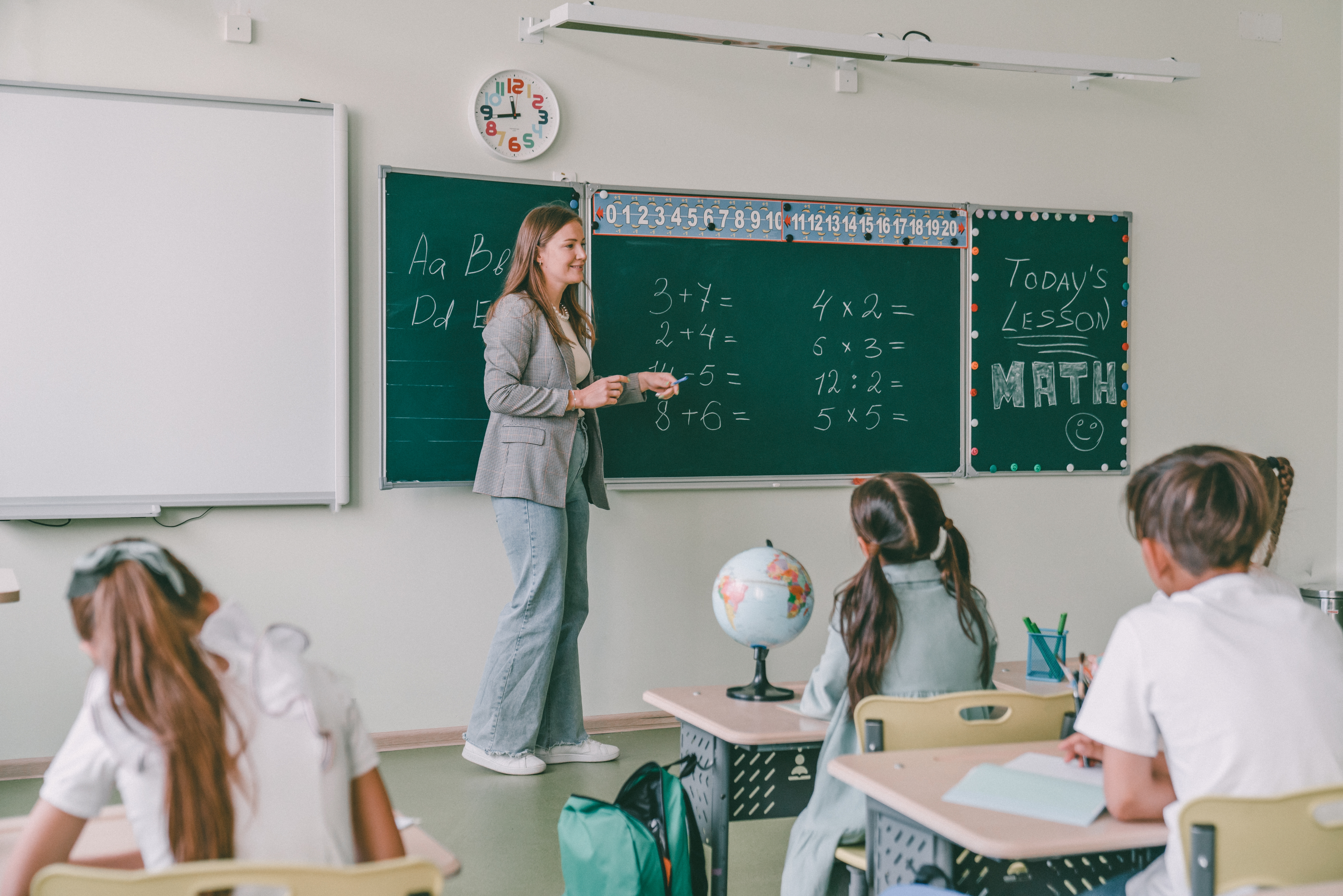 Ziua Învățătorului 2025. Ce semnifică ziua liberă din învățământ. Mesaje și felicitări pentru cadrele didactice
