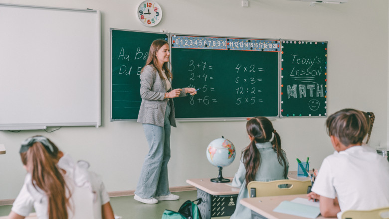 Ziua Învățătorului 2025. Ce semnifică ziua liberă din învățământ. Mesaje și felicitări pentru cadrele didactice