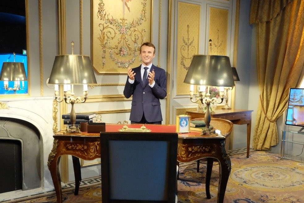 Statuia de ceară a lui Emmanuel Macron a fost furată de la Muzeul Grévin şi depusă în faţa Ambasadei Rusiei din Paris