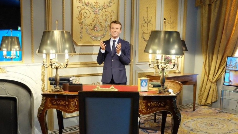 VIDEO  Statuia de ceară a lui Emmanuel Macron a fost furată de la Muzeul Grévin şi depusă în faţa Ambasadei Rusiei din Paris