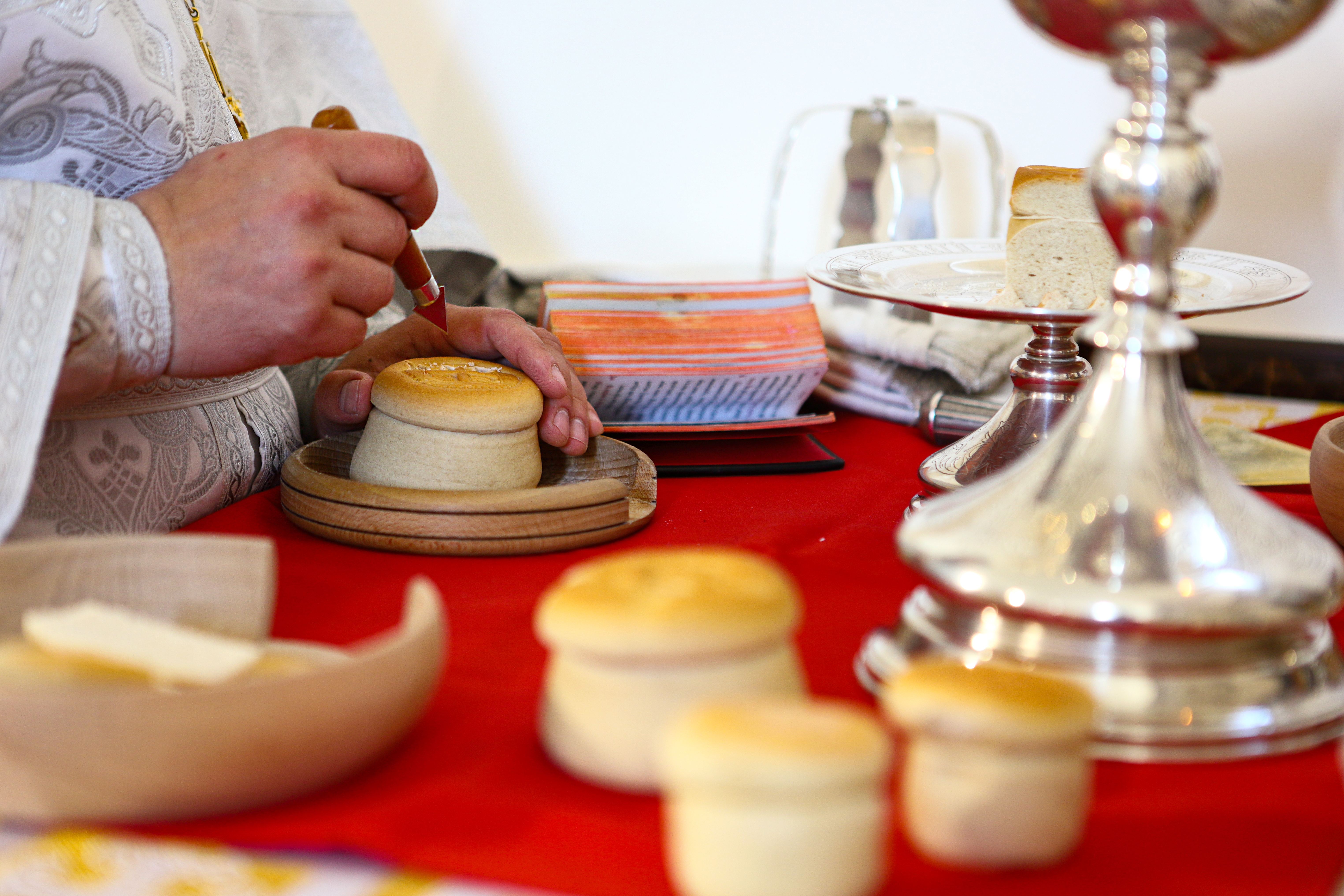 Moșii de vară 2025: Ce alimente se împart în Sâmbăta Morților și câte farfurii se dau de pomană înainte de Rusalii