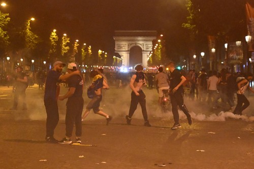 Haos în Franța, după victoria PSG în Champions League. Macron: „Vom pedepsi, vom fi necruţători”